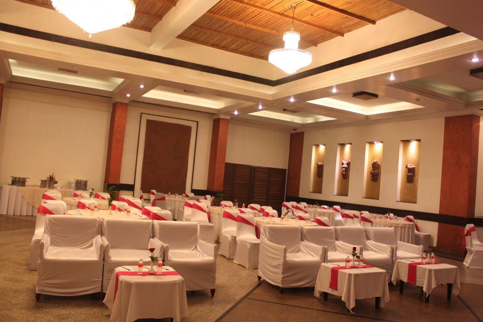Hotel Maurya Patna Патна Экстерьер фото