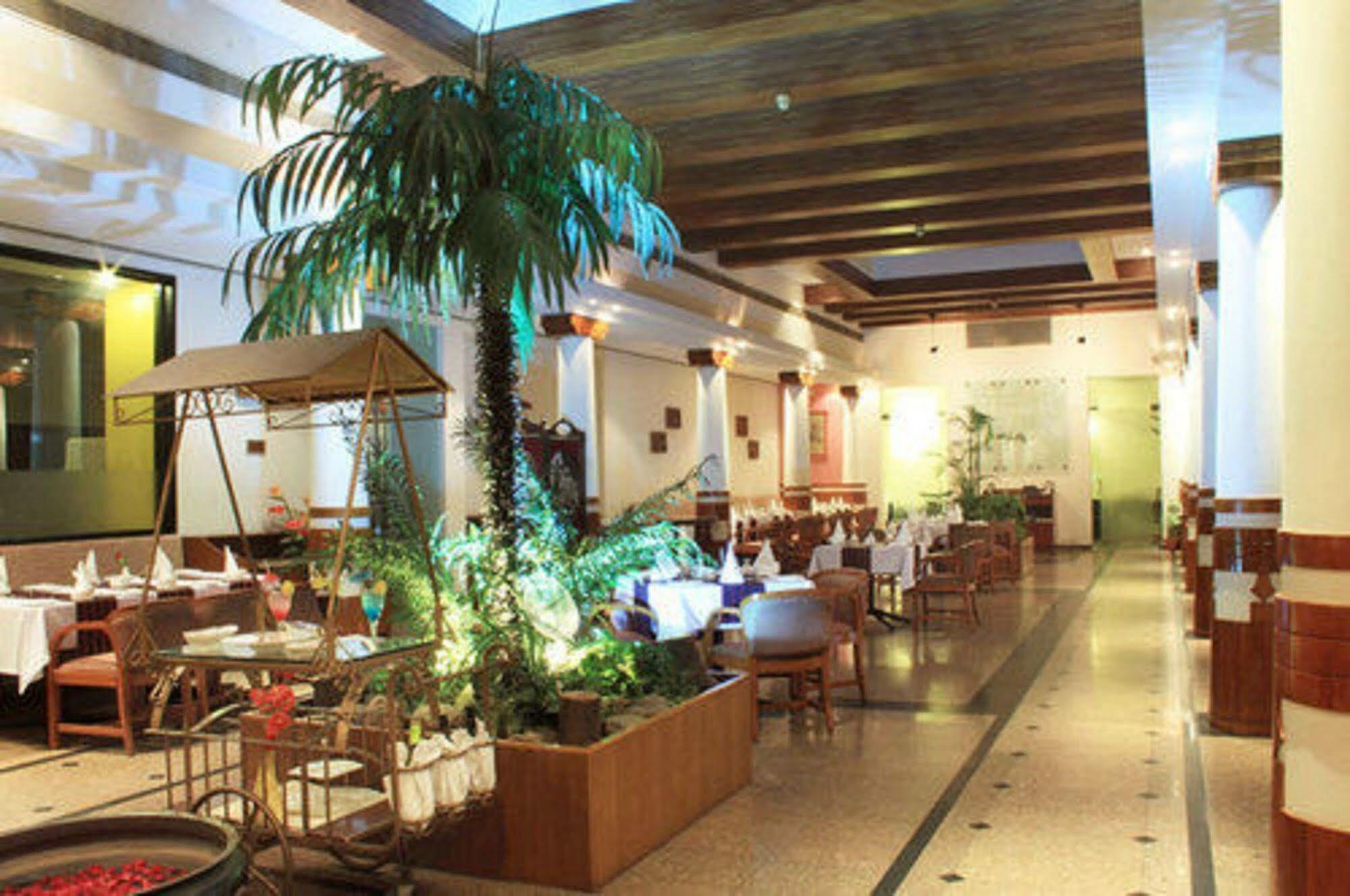 Hotel Maurya Patna Патна Экстерьер фото